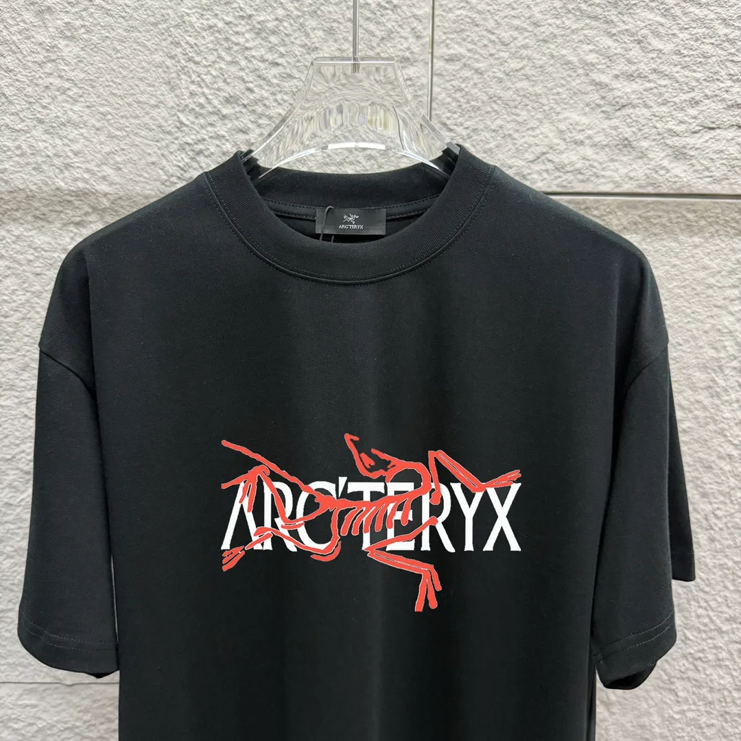 ARC'TERYX* *2025 New Arrival Classic logo T Same Style ：Black White Size： S （90-130 ） M （120-150 ） L （140-165 ） XL （160-180 ） XXL （180 ）